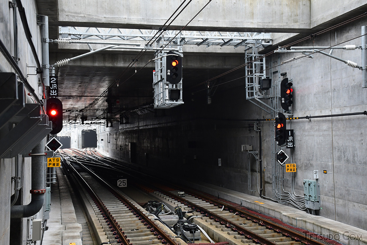 新宿方の出発信号。JR線方面（左、右下）のほか、東急線方面（中、右上）のものも既に設置されています
