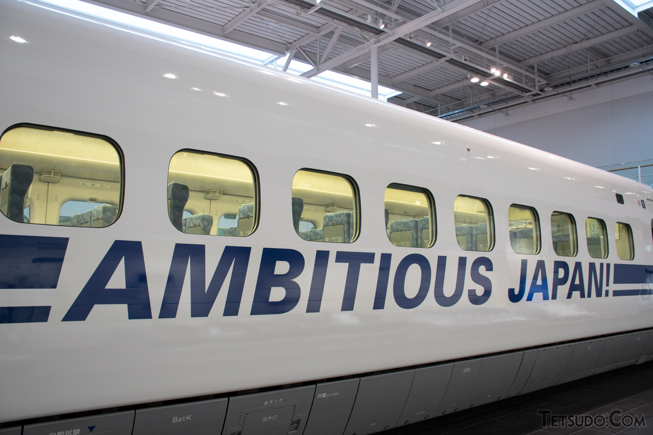700系の「AMBITIOUS JAPAN！」ステッカー。3月16日まで、リニア・鉄道館の700系で再現展示されています