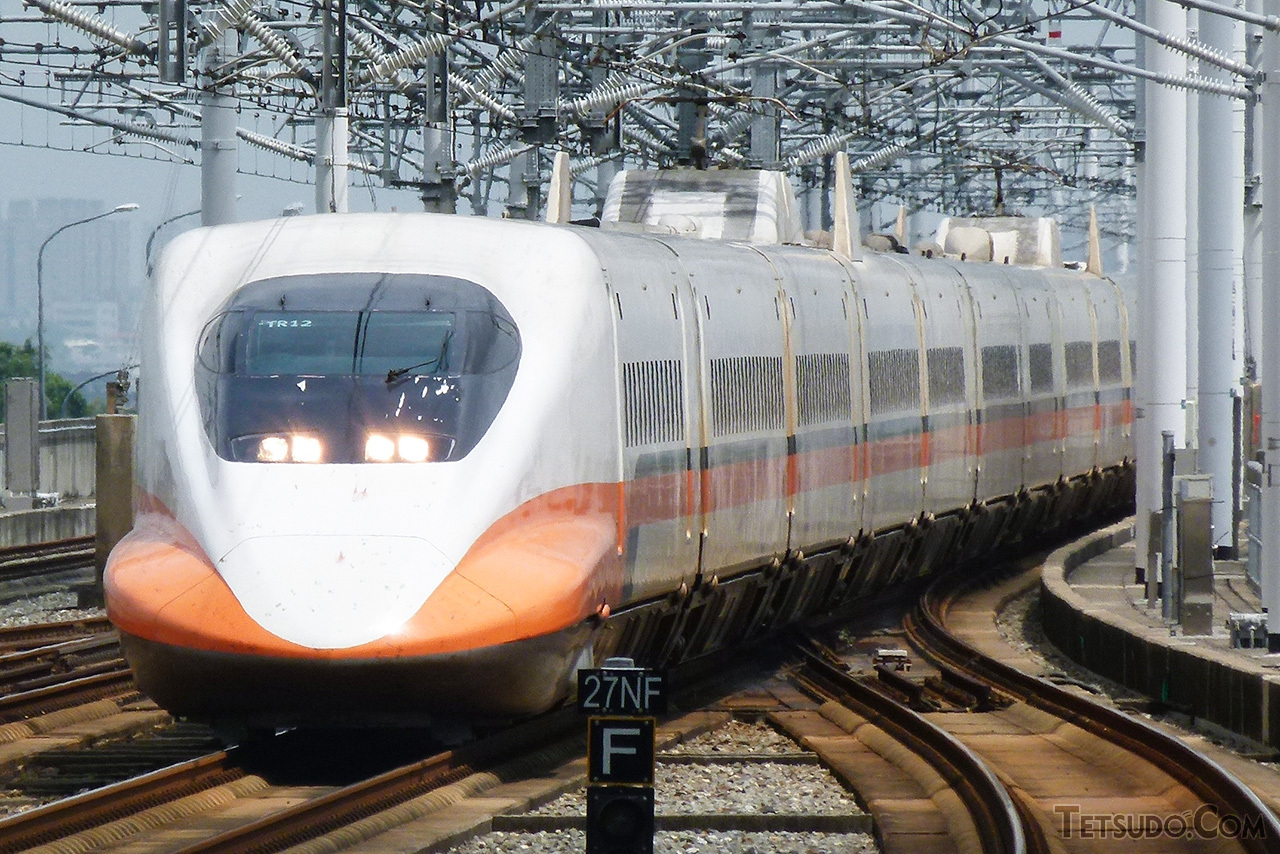 700系を基にした台湾高速鉄道700T型。カラーリングや前面の造形は異なりますが、ライトや車内設備に700系の面影があります