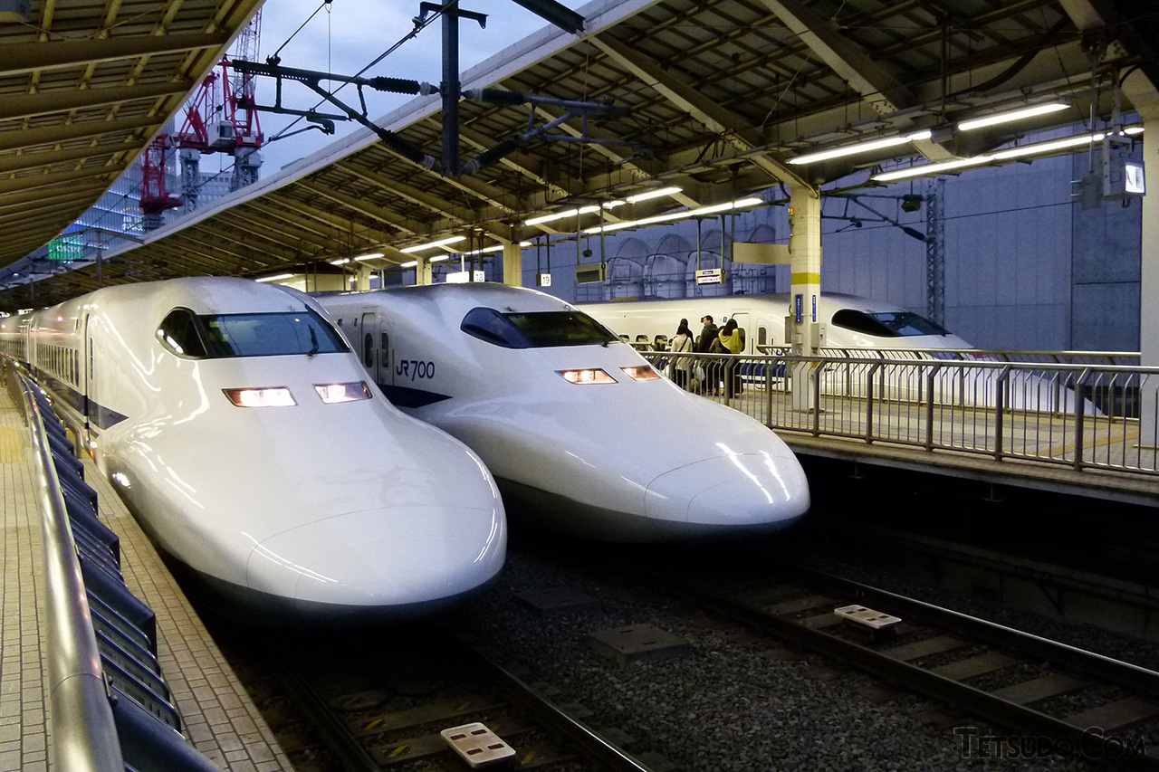 東京駅で並ぶ700系。最盛期には、約3000両ある東海道・山陽新幹線用車両のうち、半数近くを700系が占めていました
