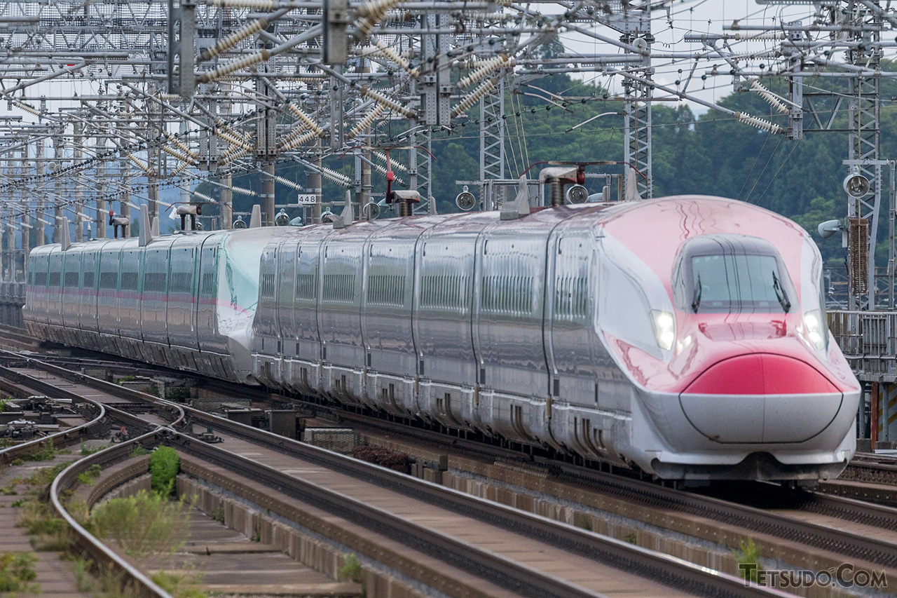 秋田新幹線「こまち」に使われるE6系。デビューから1年間は、期間限定で「スーパーこまち」の名前が使用されていました