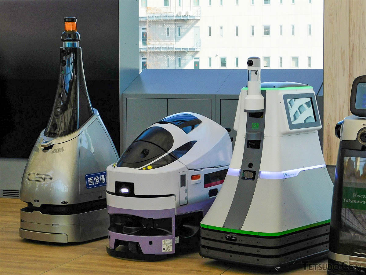 左から順に、警備ロボット、清掃ロボット（EGrobo）、移動案内ロボット（Station Service Robot）