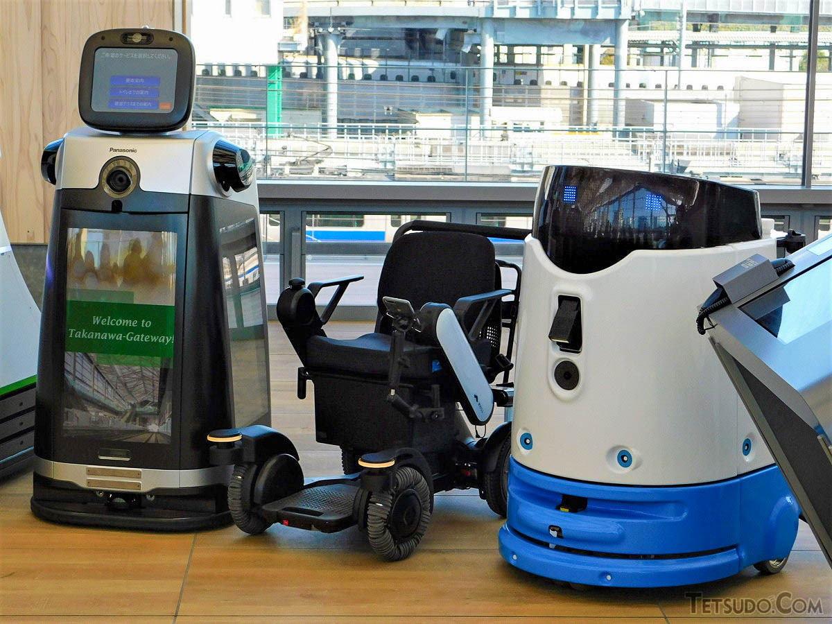 左から順に、移動案内広告ロボット（HOSPI）、移動支援ロボット（WHILL NEXT）、清掃ロボット（CLINABO）。HOSPIは移動しながらの誘導案内ができるロボットで、WHILL NEXTはHOSPIとセットで動き、利用者の移動をサポートすることが可能です