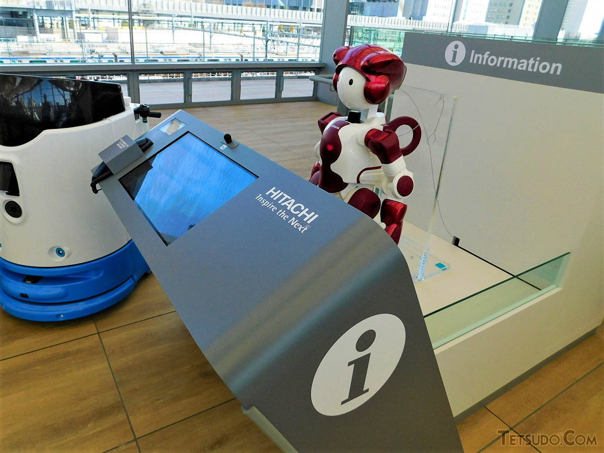案内デジタルサイネージと、AI案内ロボット。サイネージとロボットが連携し、さまざまな案内を行います。ロボットの名称は「EMIEW3」