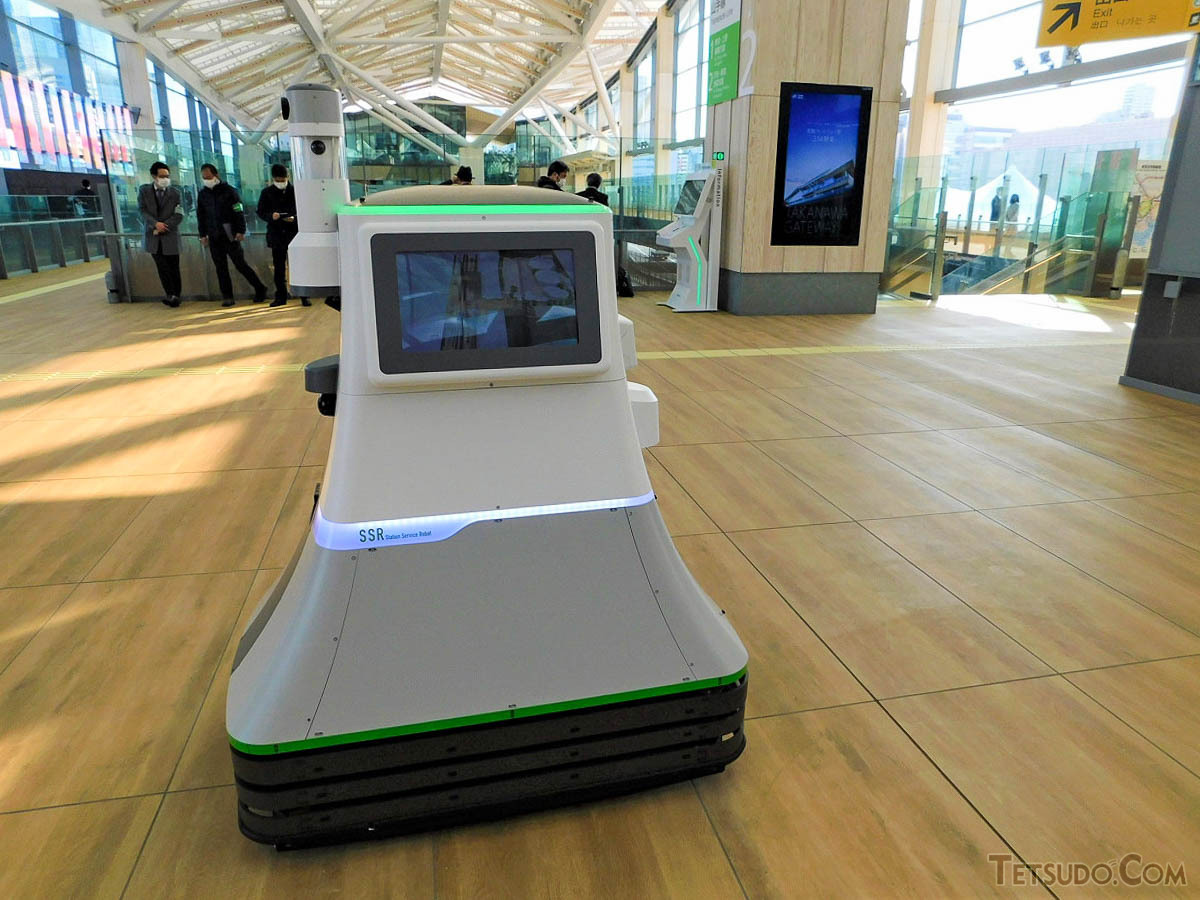 コンコース階を自走する駅サービスロボット。人が近づくと自動で停止します。ディスプレイをタッチすると、構内や周辺の案内、イベント情報などを見ることができます