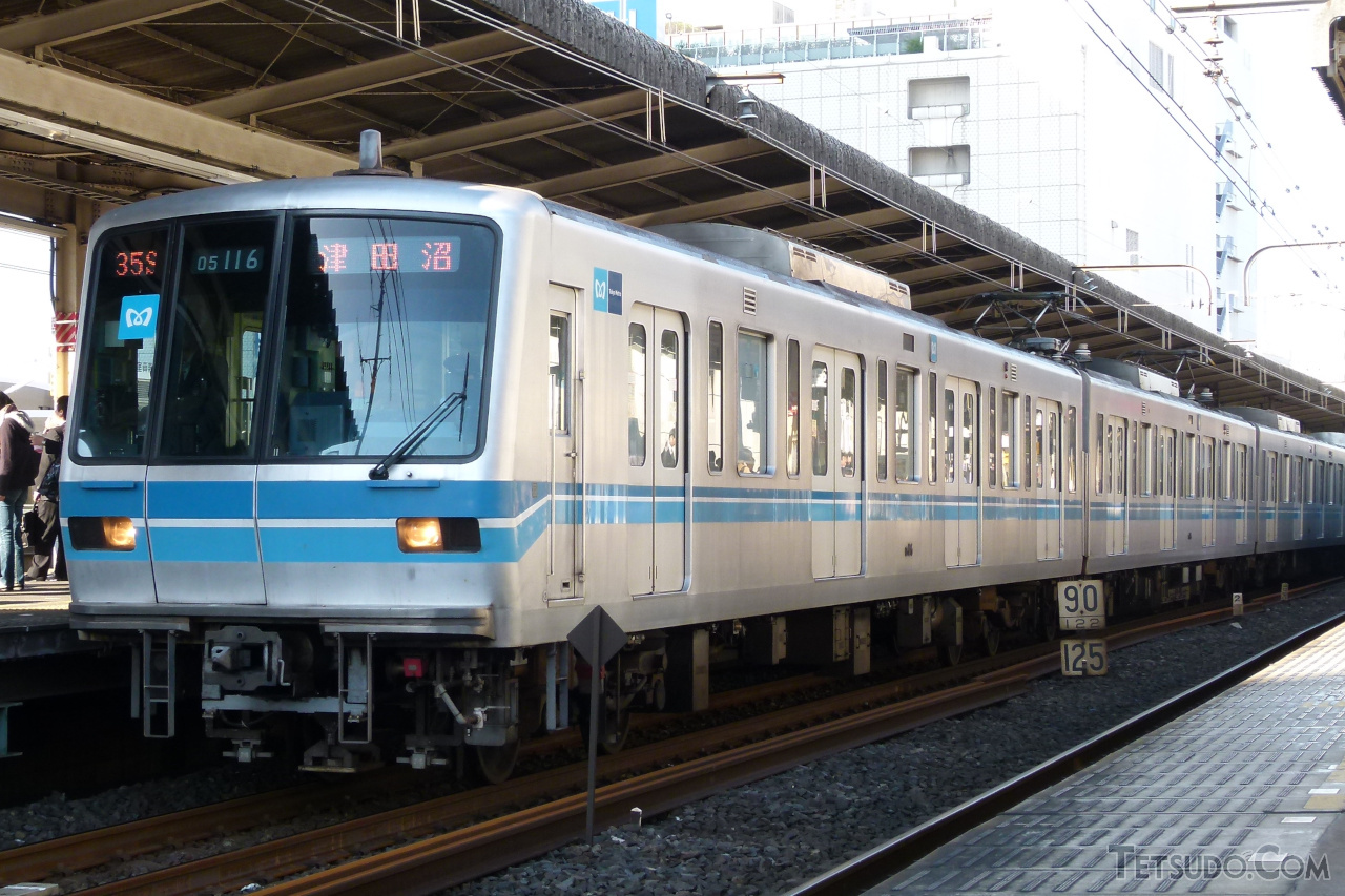 営団地下鉄が東西線に投入した05系ワイドドア車両