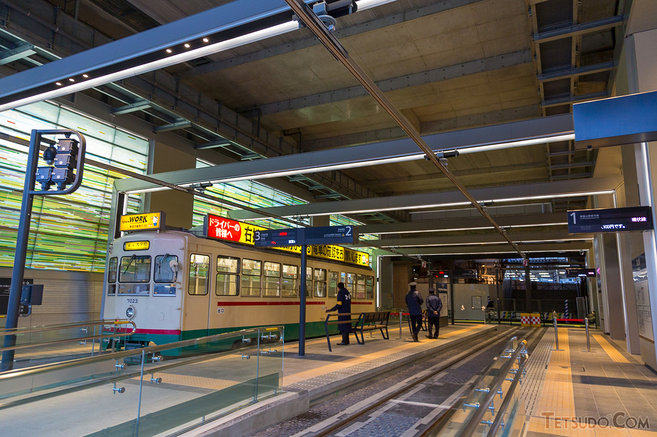 富山駅直下に乗り入れた富山軌道線。新幹線改札口の目の前に乗り入れており、利便性が大幅に向上しました