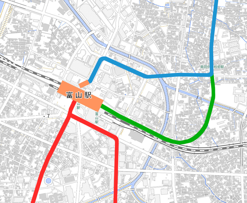富山駅周辺の路面電車と関係路線。青が富山ライトレール富山港線、赤が富山軌道線、緑がJR富山港線のうち継承されなかった区間です（国土地理院「地理院地図Vector」の淡色地図に加筆）