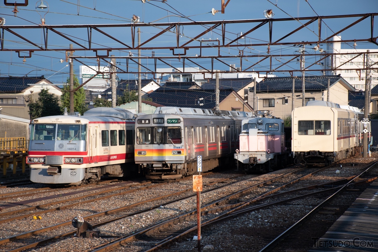 左から、元西武鉄道5000系の16010形、元東急8590系の17480形、電気機関車のデキ12020形、増結用車両のクハ175