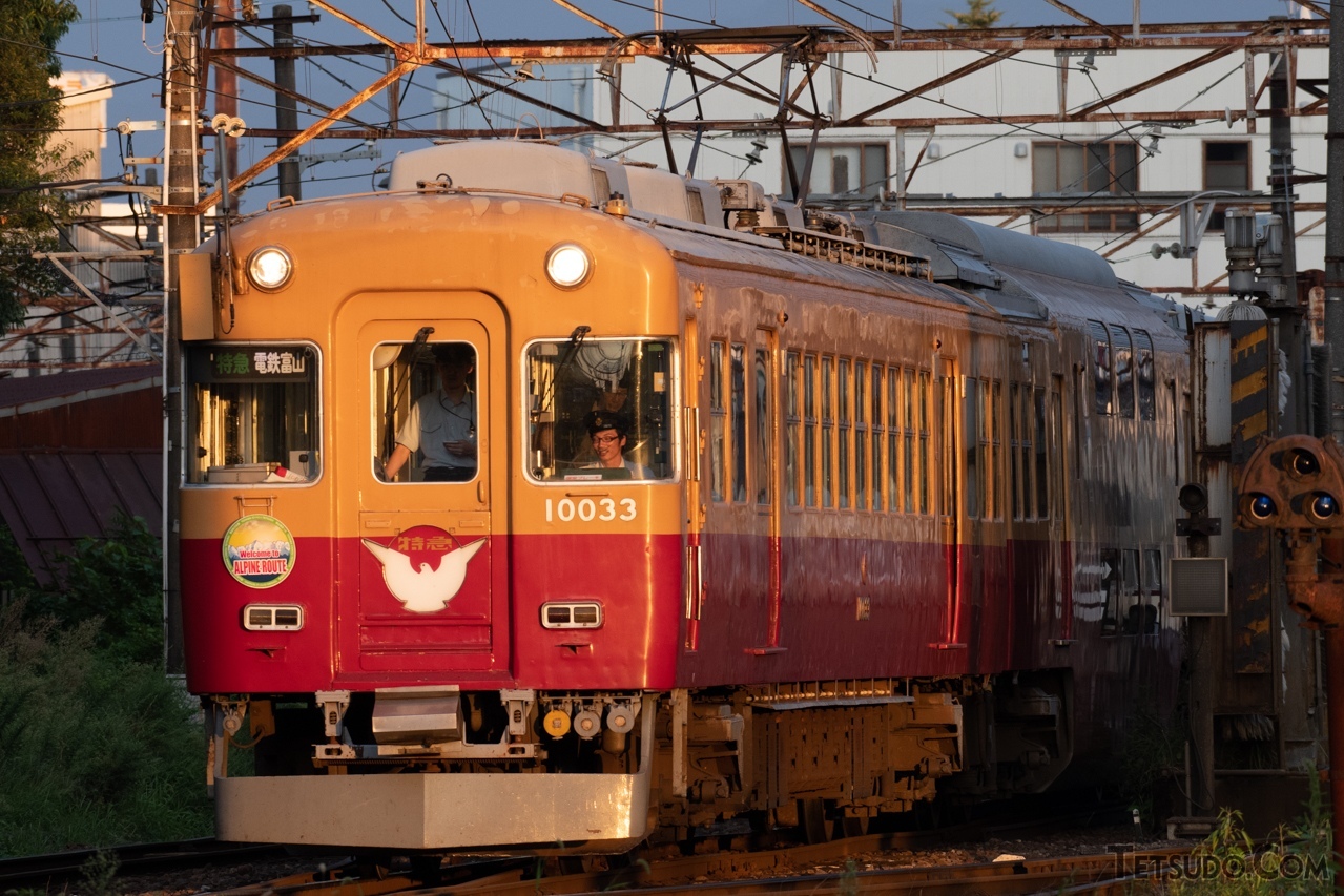 京阪初代3000系を譲受した10030形は、1編成が京阪時代の塗装となり「ダブルデッカーエキスプレス」として運転中