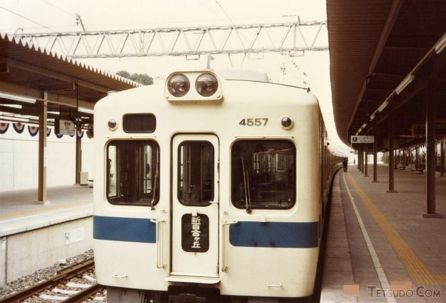 唐木田駅で発車を待つ新百合ヶ丘行き各駅停車。延伸開業時も多摩線内での区間運転が主流でした
