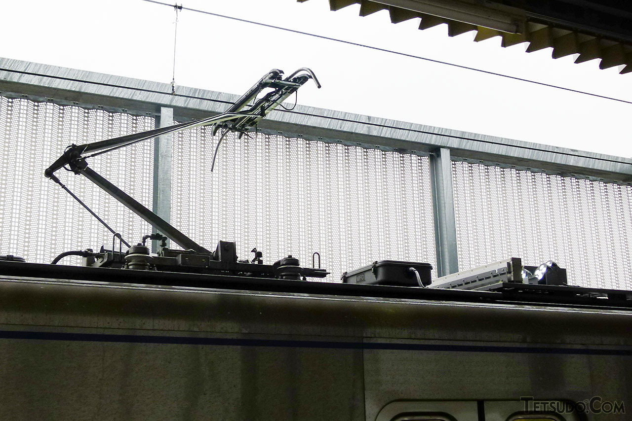 京成電鉄3000形3002編成の屋根上に搭載されている架線検測装置（右）。集電兼用のパンタグラフを投光器で照らし、架線の状態を検測することができます