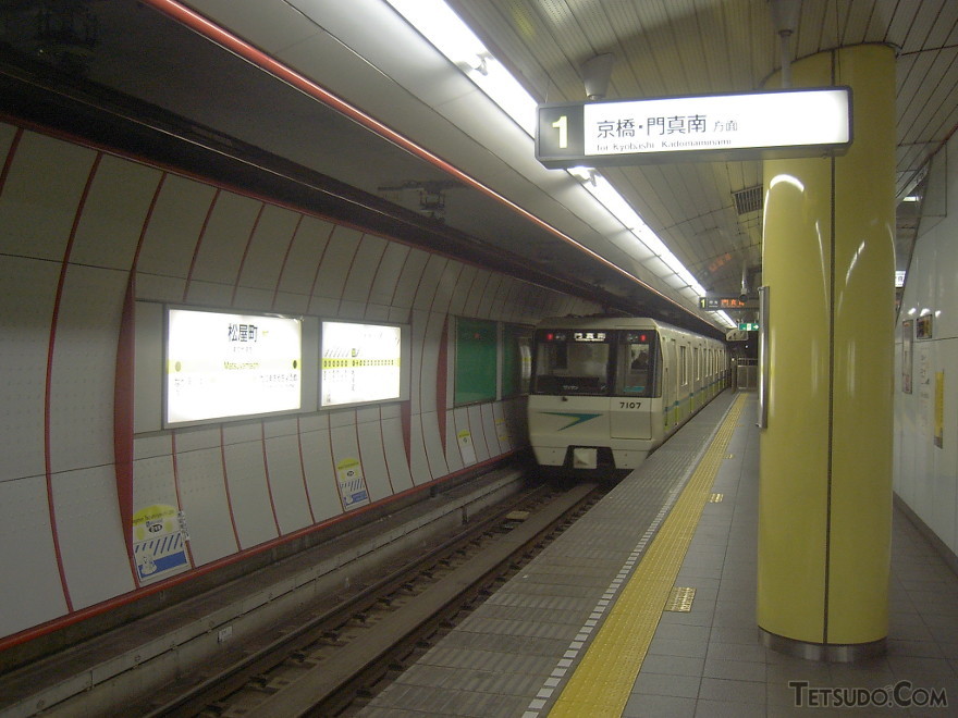松屋町駅を発車する門真南行き列車（2010年2月撮影）。リニア式の地下鉄車両はコンパクトさがポイントです