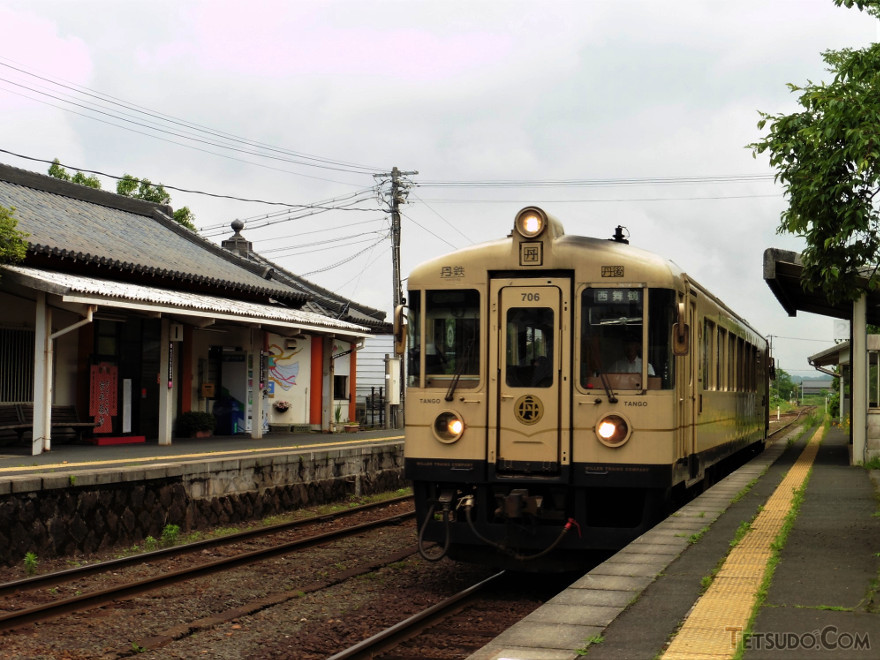 1990年3月製造のKTR700形KTR706。リニューアル後は京都丹後鉄道の略称やロゴが入り、「コミューター車両」として運用されています（2018年6月、京丹後大宮駅で撮影）