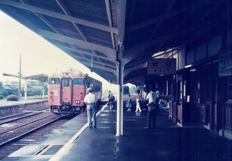 大社駅ホーム（1989年8月21日撮影）。乗ったのはキハ40系でした