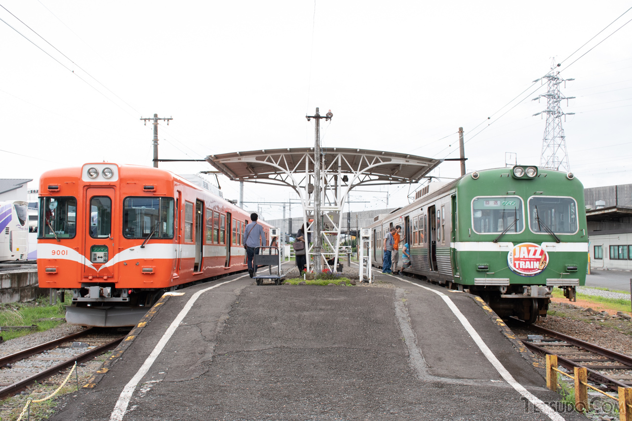 岳南電車の9000形（左）と8000形（右）。どちらも元京王の車両です