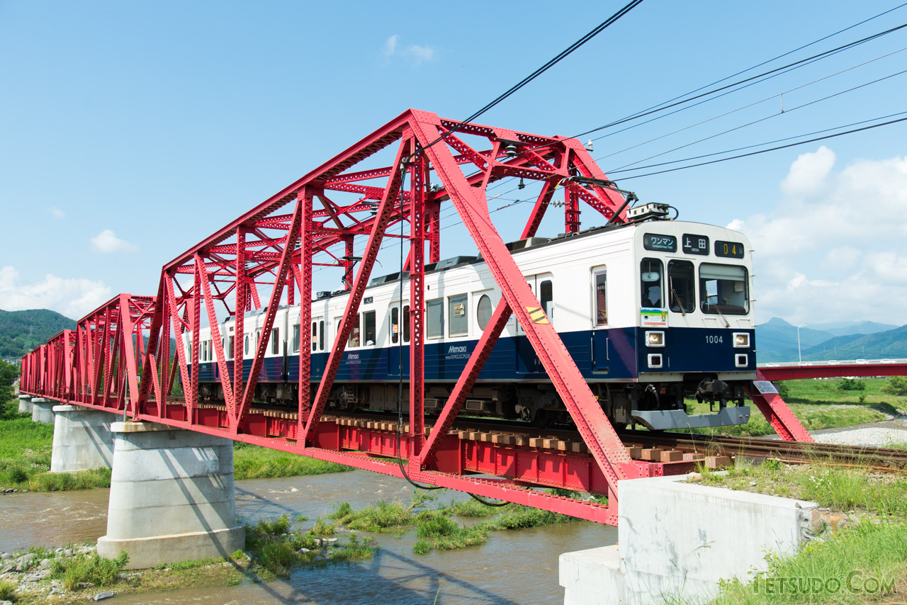 上田電鉄の1000系。東急から譲渡された18メートル級車両です