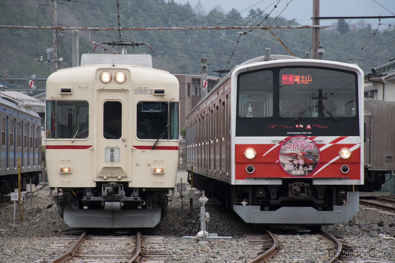 18メートル級の1000形・1200形（左）を使用してきた富士急行ですが、同形式の置き換えには、元205系で20メートル級の6000系（右）を導入しています