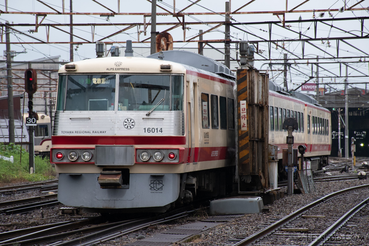 富山地方鉄道の16010形。車体は元西武鉄道5000系のものですが、足回りなどは他形式からの流用です