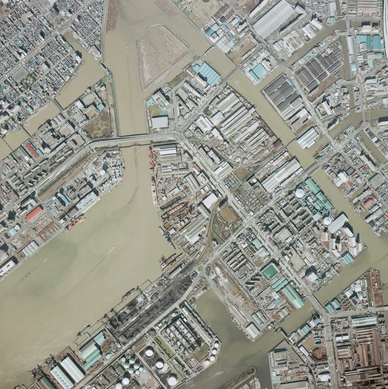1979年撮影の豊洲近辺の空中写真。かつて東京港に張り巡らされていた専用線が写っています（出典：国土地理院）