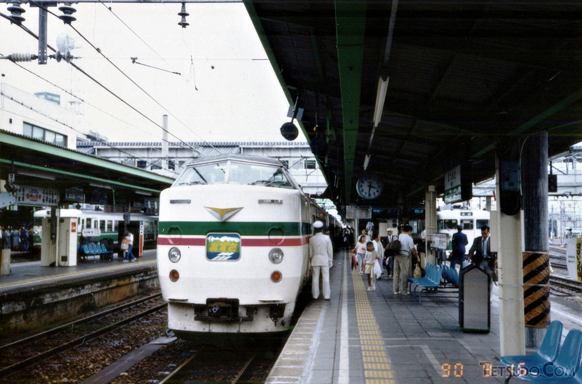 183系「あずさ」26号。松本駅15時42分発で、終点の新宿までの所要時間は約3時間でした