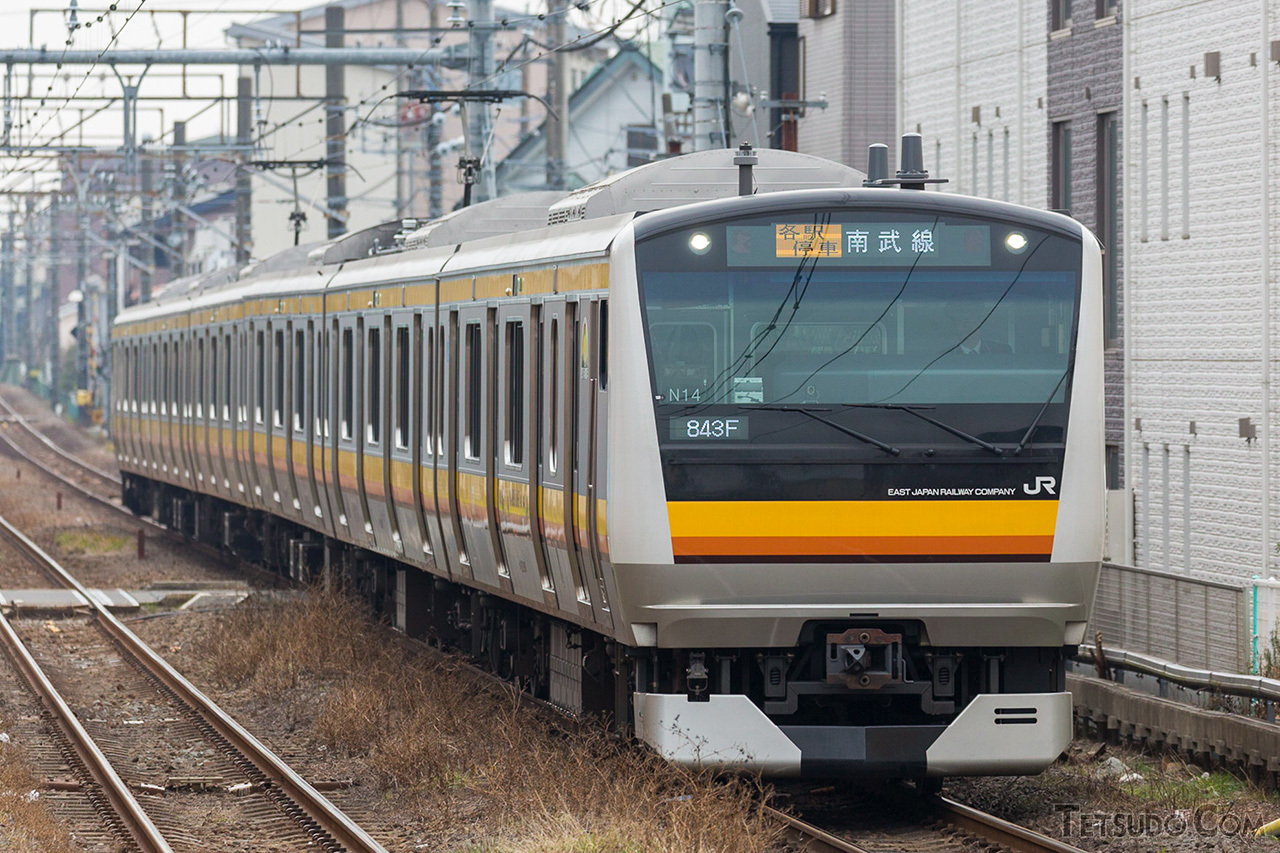 南武線のE233系8000番台。上のN36編成と比べると、列車番号の表示位置や電気連結器の有無などの違いがわかります