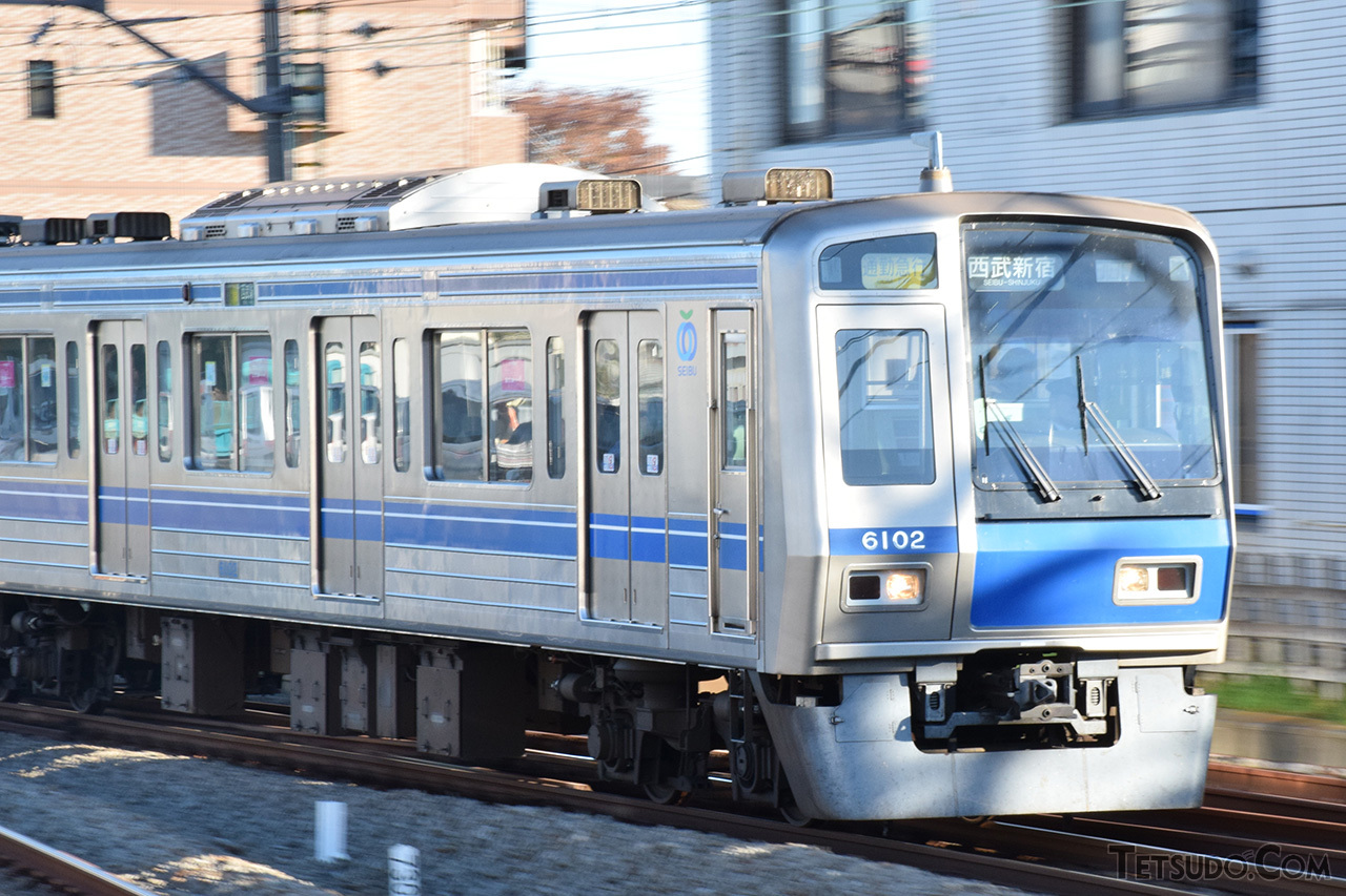 西武新宿線で活躍する6000系6102編成