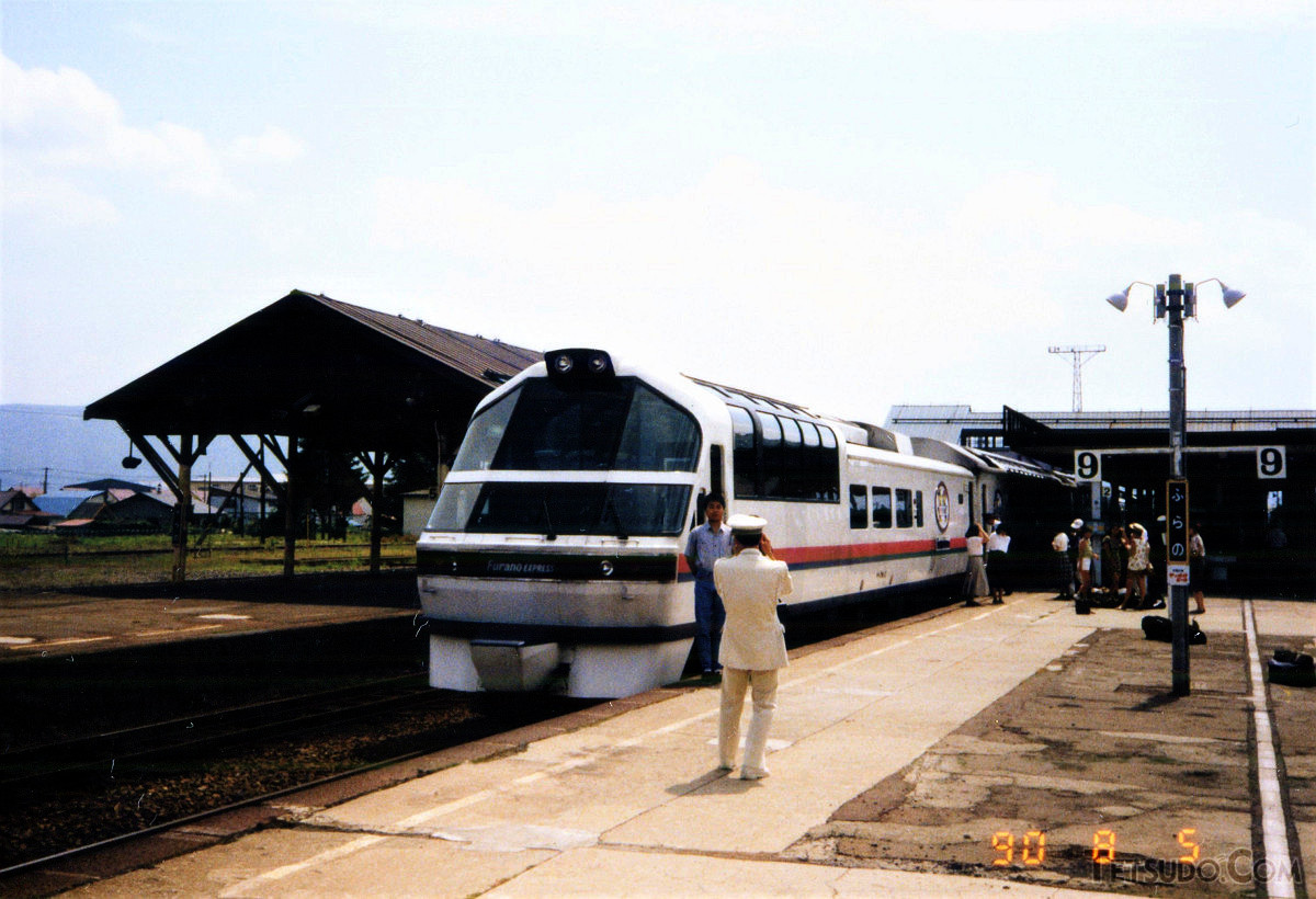 JR北海道のリゾート列車の1つ「フラノエクスプレス」（富良野駅で撮影）。デビューは1986年で、翌年「ブルーリボン賞」を受賞しました