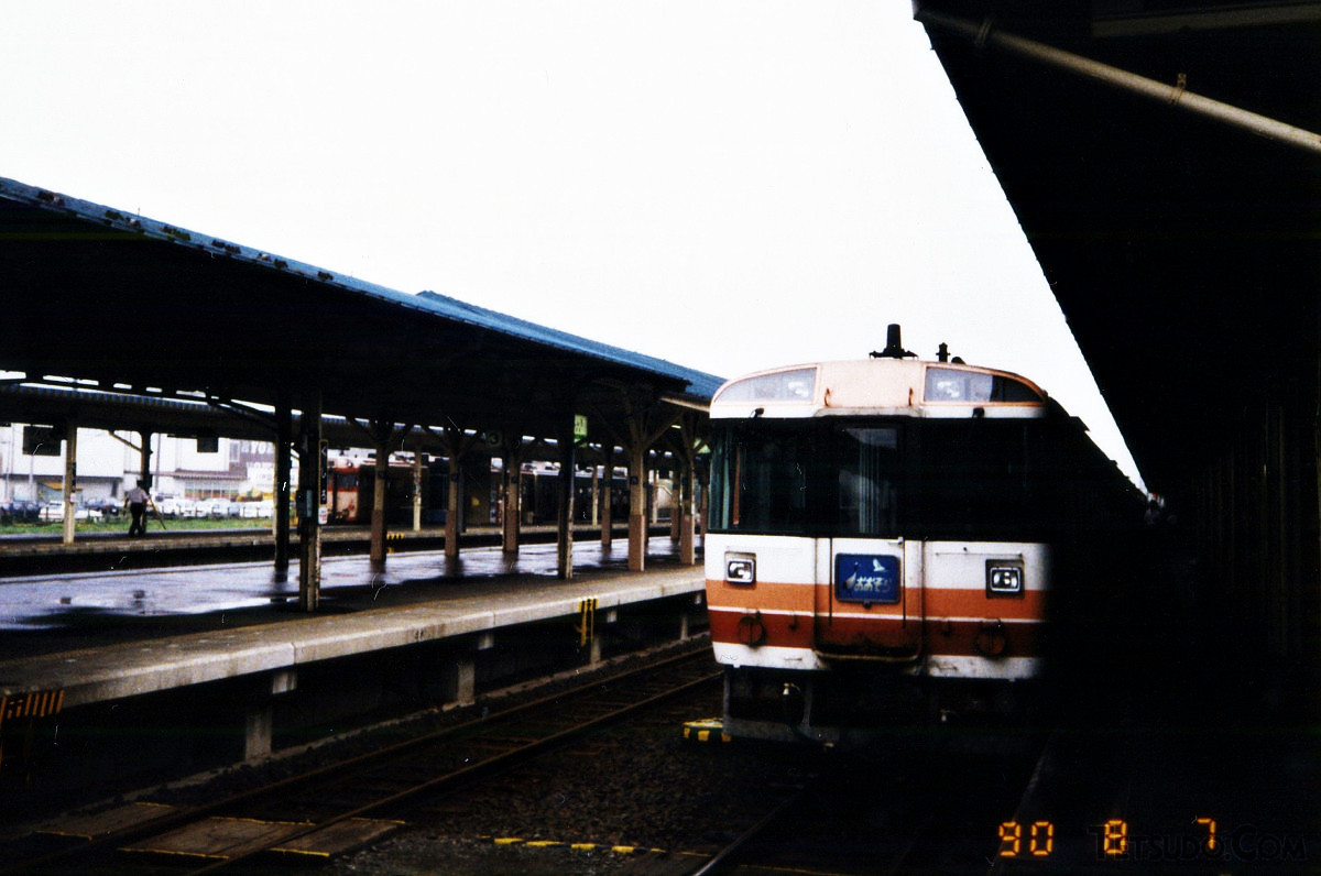 キハ183系「おおぞら」（釧路駅9時発の6号）。次の停車駅は帯広駅で、約100分間ノンストップでした