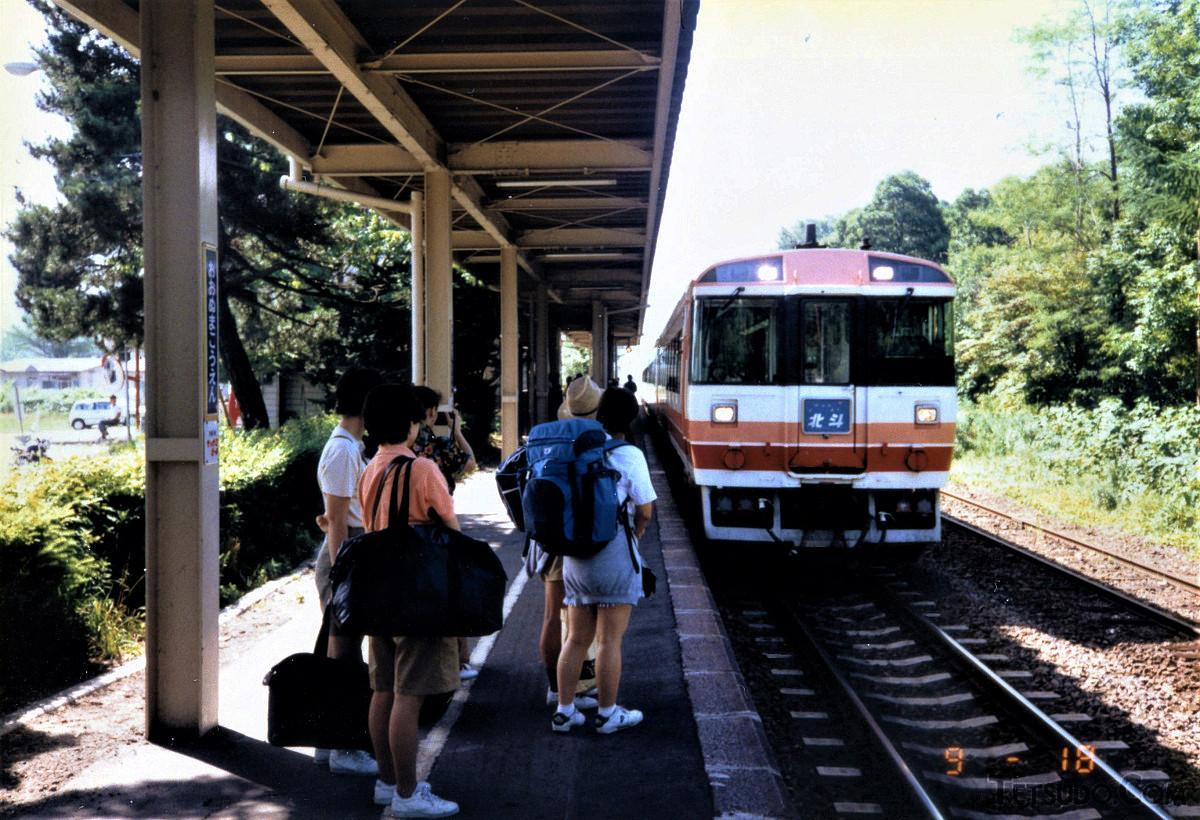 大沼公園駅入線中の「北斗」3号。当時はキハ183系500・1500番台が道内の長距離移動を支えていました