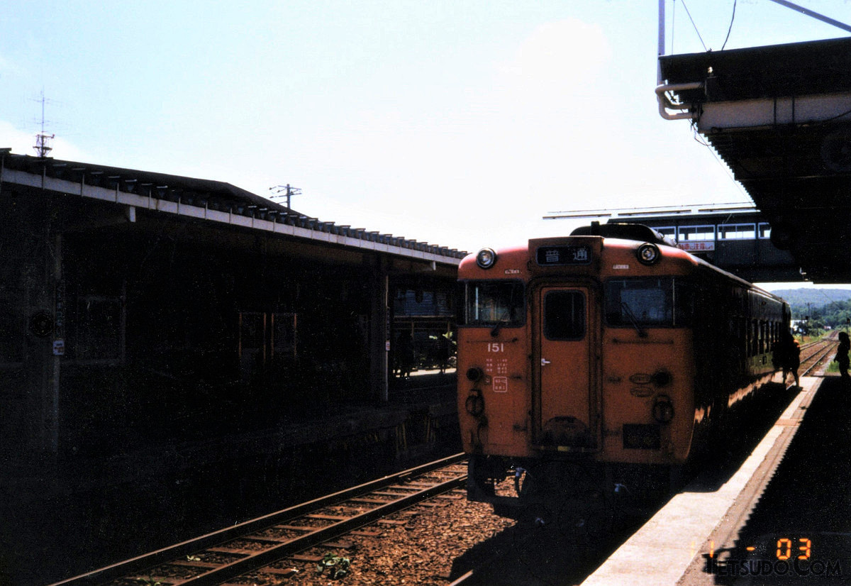 今となっては懐かしい「朱色5号」のキハ40系（黒松内駅で撮影）。定期優等列車の運転がなかった函館本線の峠越え区間（長万部～小樽間）では、こうした気動車が力強く走っていました