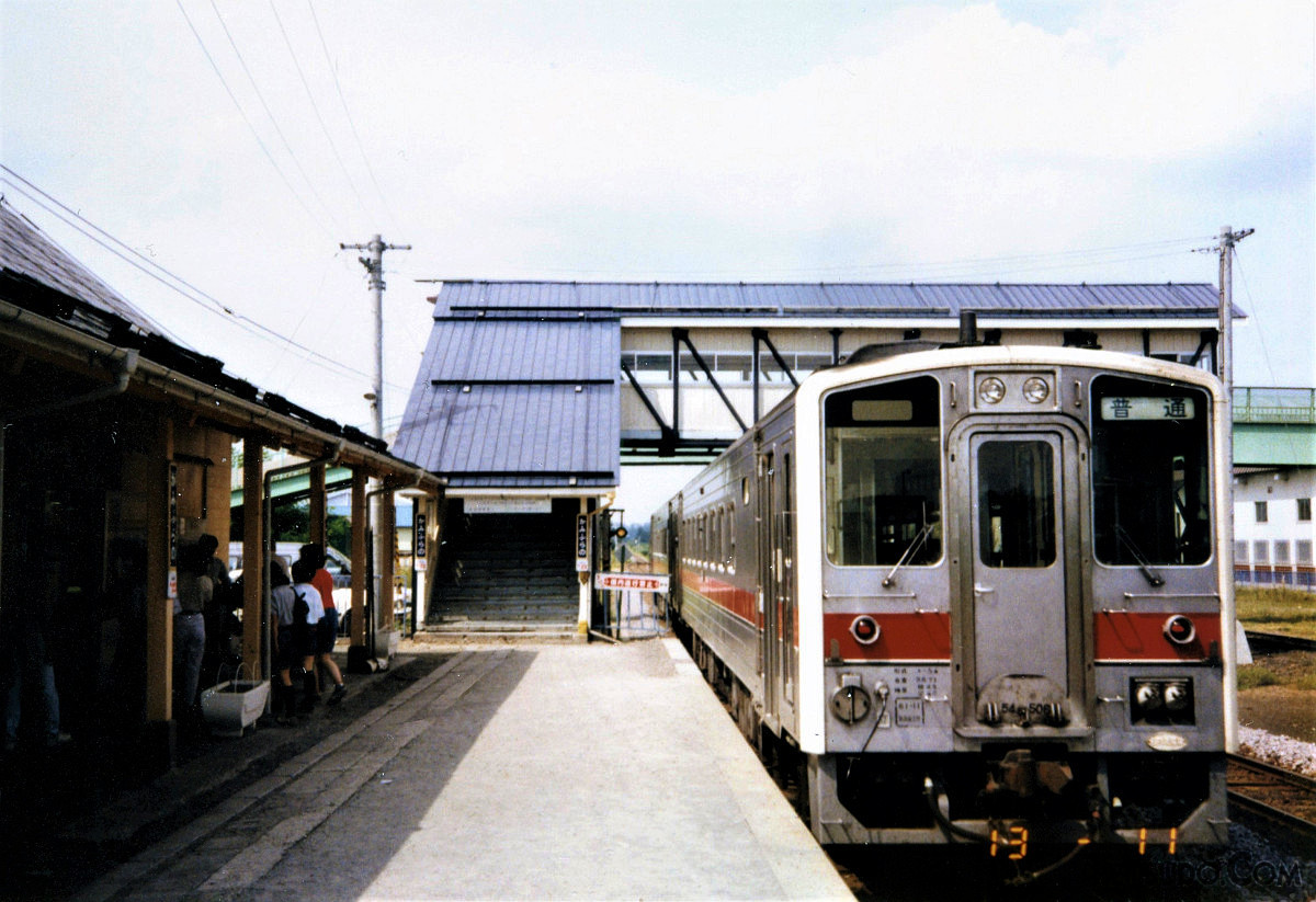 上富良野駅発車後のキハ54系。北海道のキハ54系は寒冷地仕様になっており、500番台が割り当てられています。同番台は全29両が製造されました