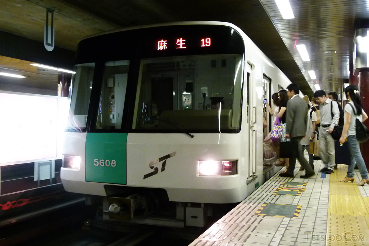 ゴムタイヤで走る札幌市営地下鉄