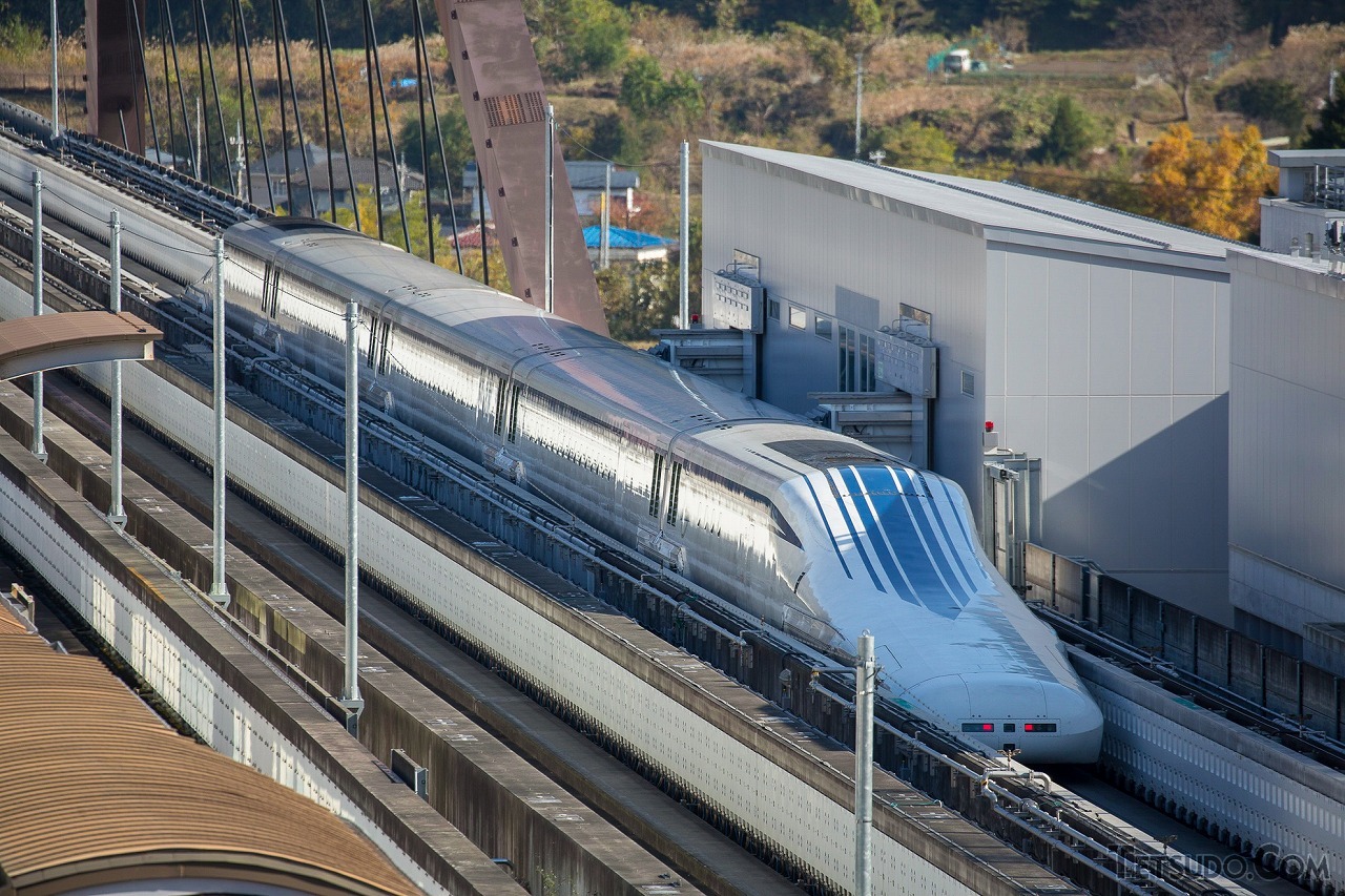 東海道新幹線に代わる東名阪の高速輸送手段として、試験・建設が進められている超電導リニア