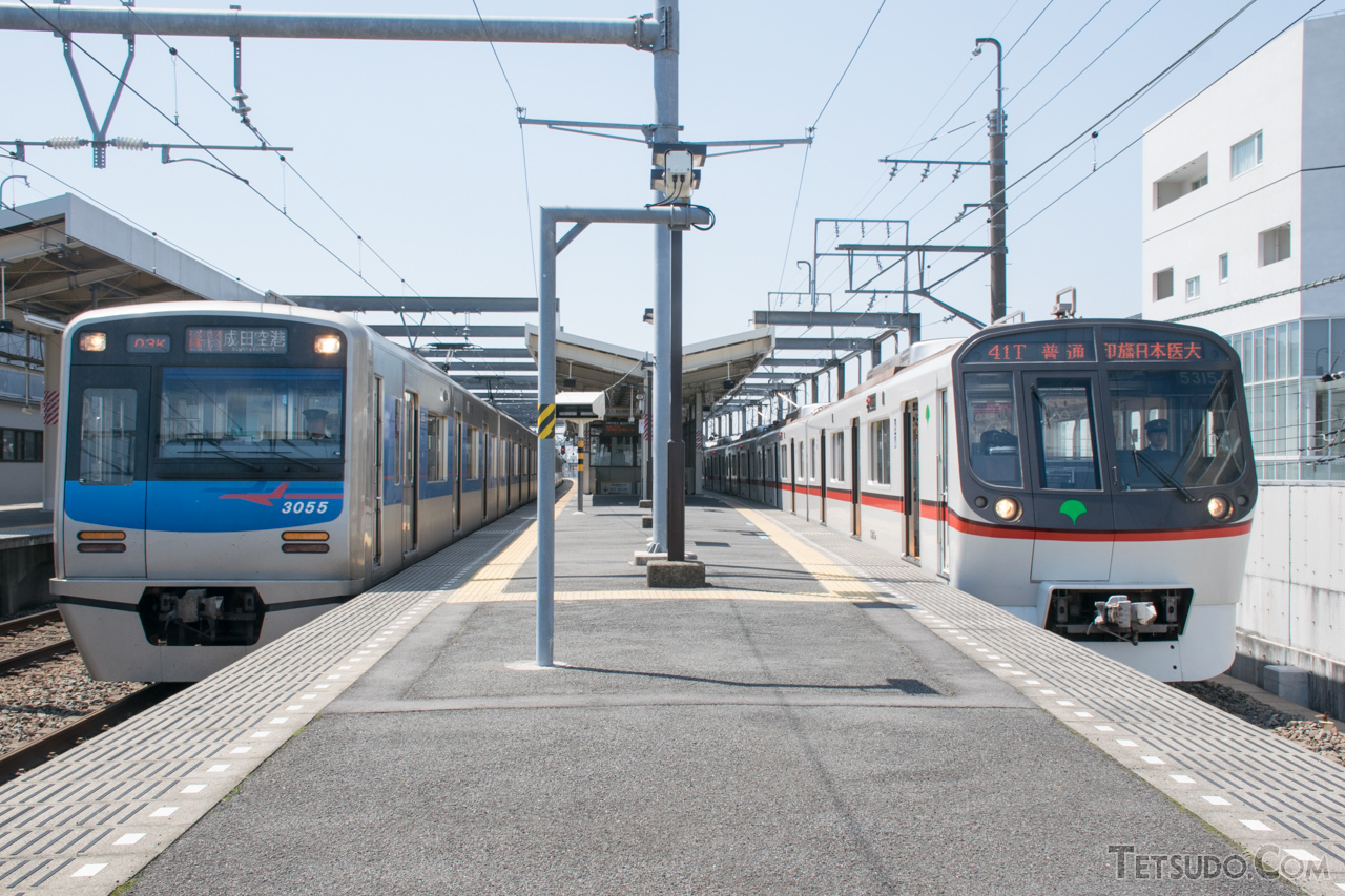 北総線の列車（右）と接続するアクセス特急（左）。利用者目線では、運行会社の違いを気にすることはありません