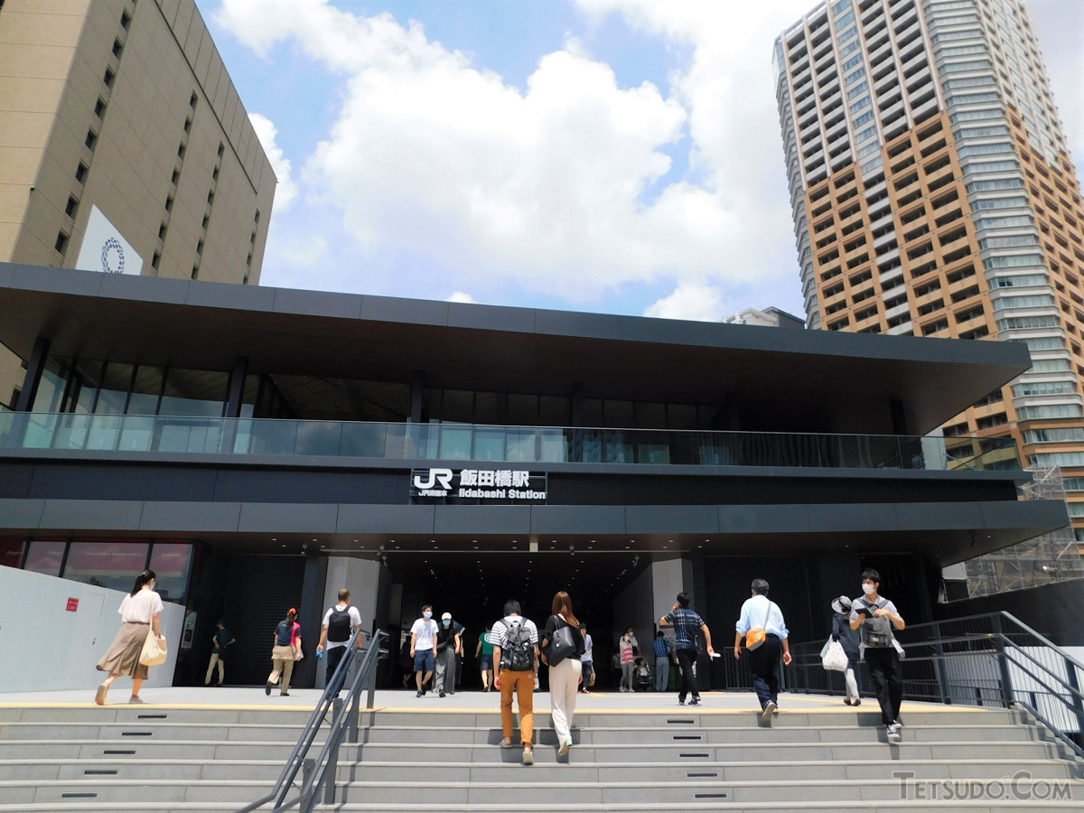 飯田橋駅新西口駅舎。駅舎2階部分のオープン時期は未定です