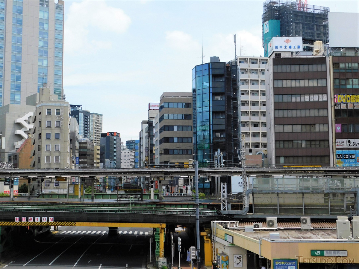 目白通りをまたぐ旧ホームと飯田橋駅東口駅舎（右）。この範囲で列車が発着することはなくなりました