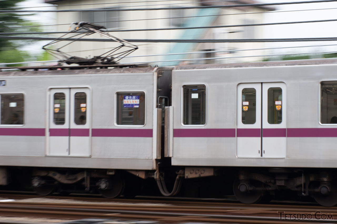 8000系の初期製造車（左）と1994年の増備車（右）。車体裾の長さや窓の寸法などに違いがあります