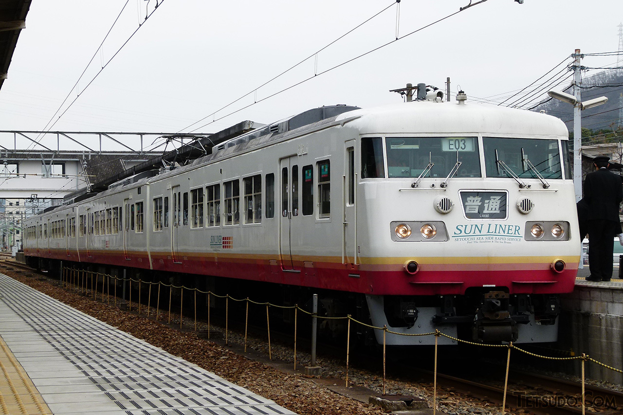 岡山電車区に転属した117系。「サンライナー色」とも呼ばれる塗装で運行されました