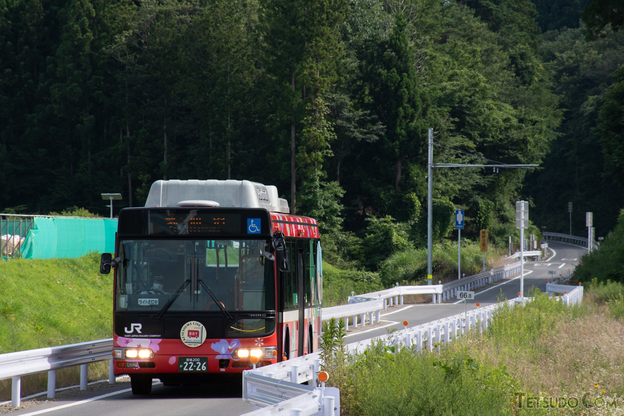 鉄道線の跡地に整備されたバス専用道を走る「BRT」