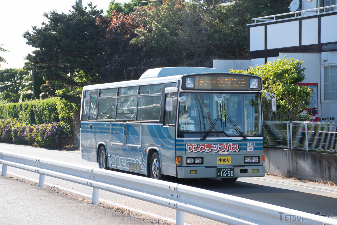 茨城県の「かしてつバス」専用道を走る路線バス