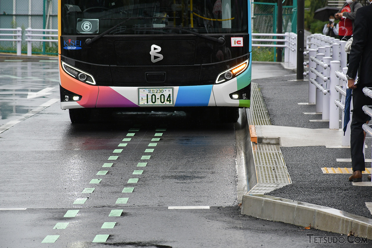 路面に描かれている点線が、バスと停留所の隙間を減らす「正着制御」用のマーカー。路肩も正着制御用に通常とは異なった形になっています