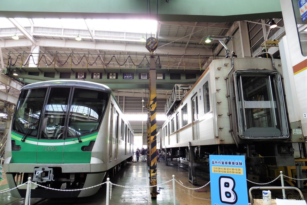 綾瀬車両基地では、千代田線の車両のほか、有楽町線や副都心線、南北線車両の検査も担当。左の16000系と右の10000系といったように、普段は同じ線路を走らない車両を同時に見ることができます。（2016年11月20日）