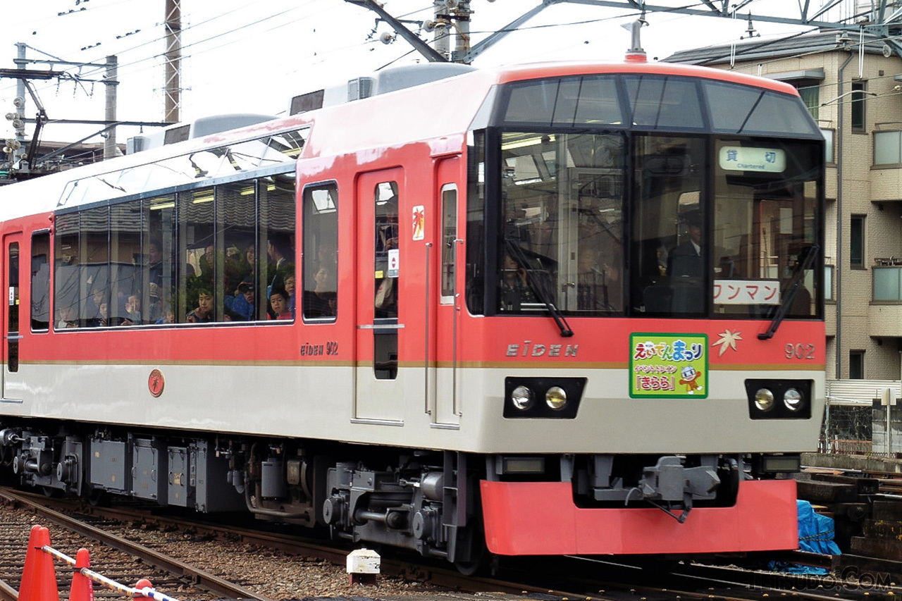 叡山電鉄の修学院車庫で開かれる「えいでんまつり」。写真は、イベントのPRヘッドマークを掲出した「きらら」による会場直行列車です。（2016年10月29日）