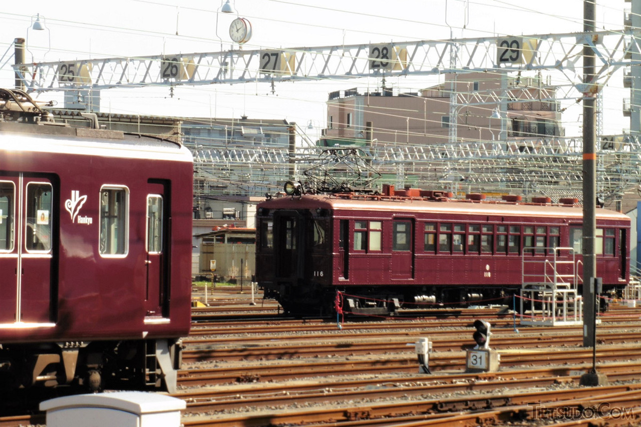 阪急電鉄の正雀工場で開催される「秋の阪急レールウェイフェスティバル」。写真右奥は、同フェスティバルでの目玉である往年の名車両、「新京阪デイ100形」（P-6）です。（2016年10月30日）