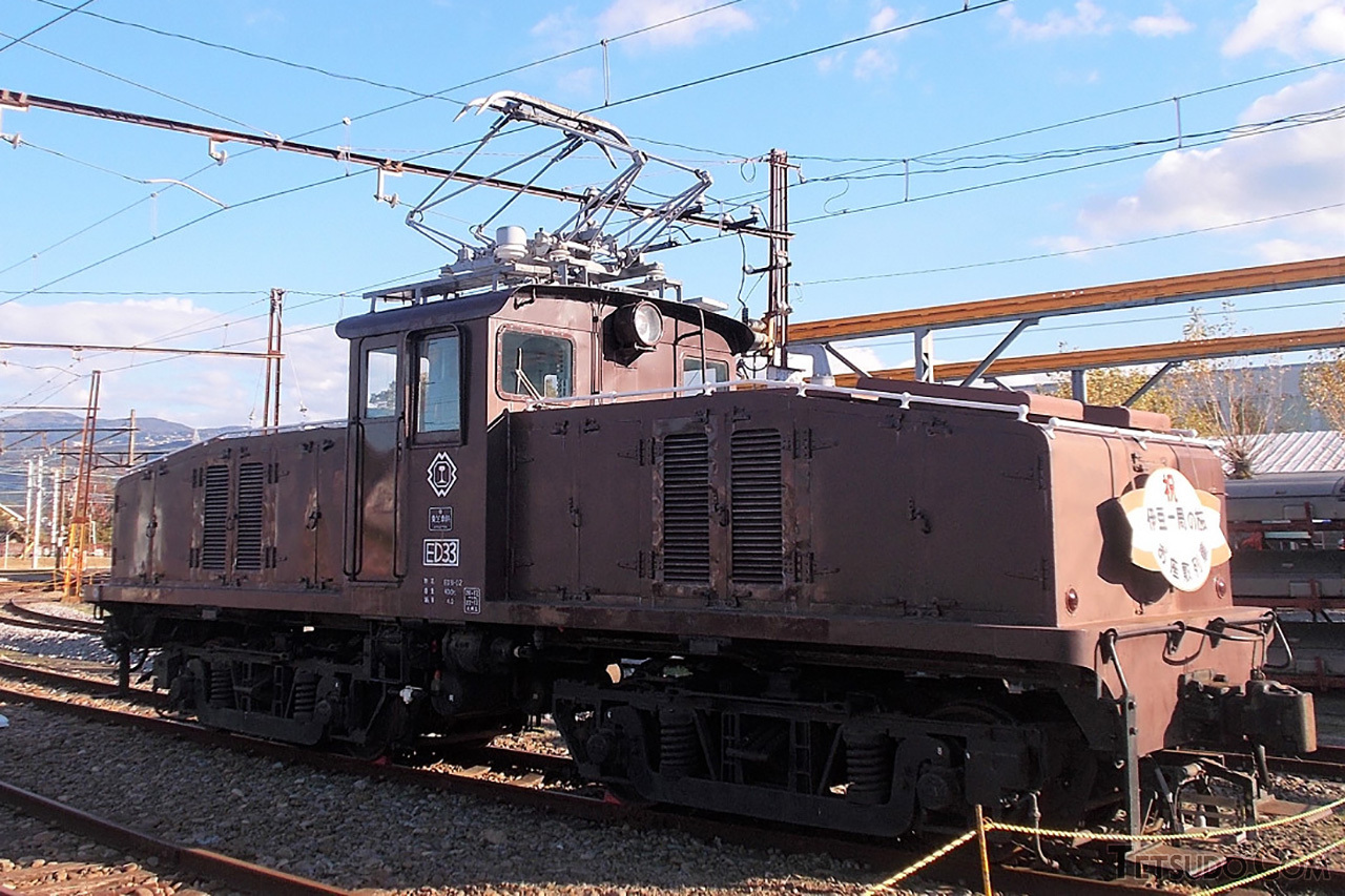 伊豆箱根鉄道の本社構内で行われる「いずはこね ふれあいフェスタ」。車両展示では、電気機関車ED33の姿を見ることができます。（2013年11月23日）