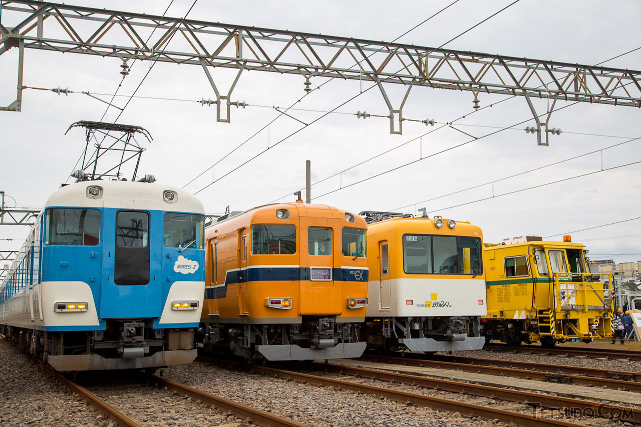 近畿日本鉄道五位堂検修車庫での「きんてつ鉄道まつり」。団体専用車両「楽」や特急用車両など、さまざまな車両が展示されます。（2014年11月1日）