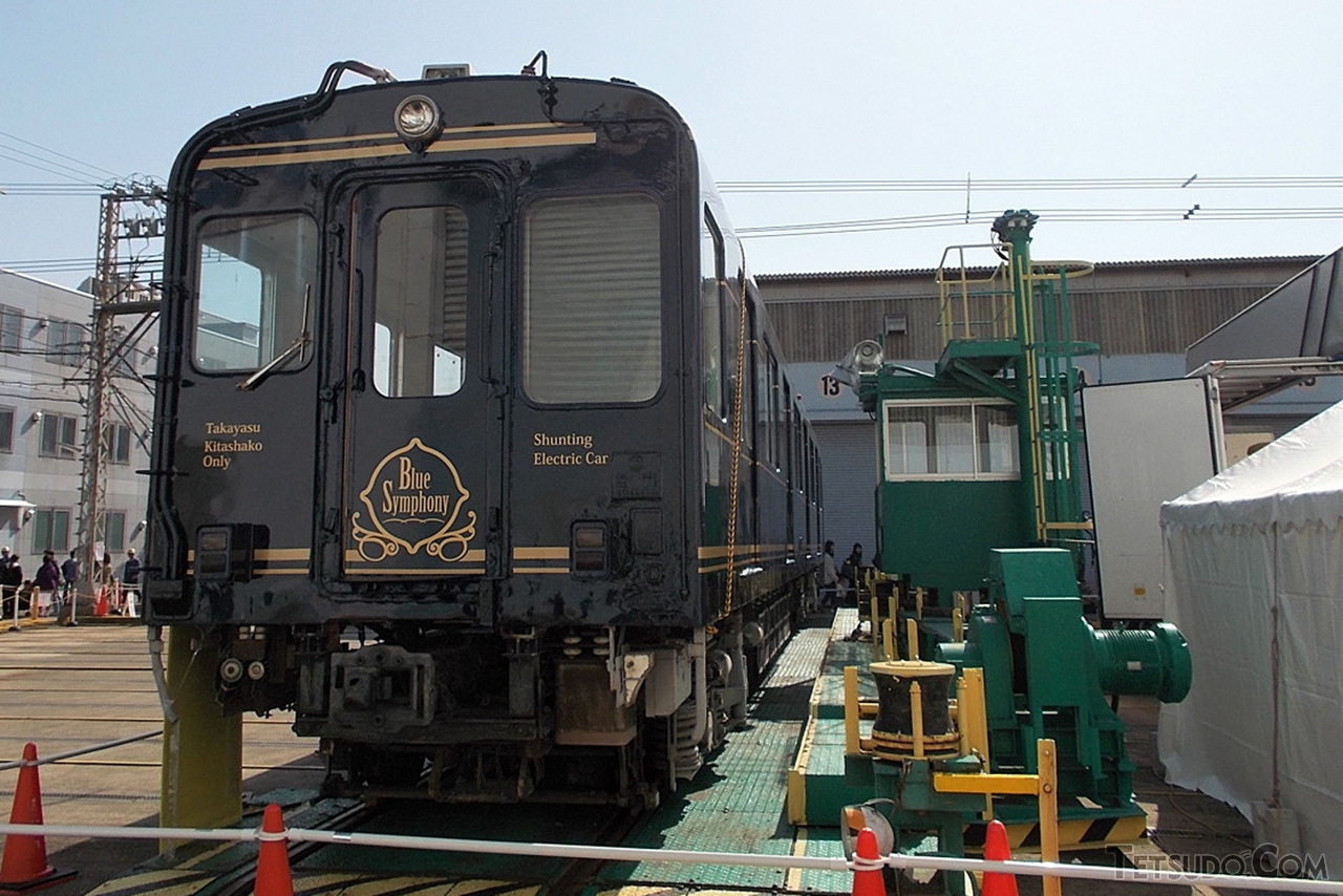 近畿日本鉄道の高安車庫での「きんてつ鉄道まつり」。2016年の車両展示では、「青の交響曲」仕立ての入換車両が登場し、注目を集めました。（2016年10月30日）