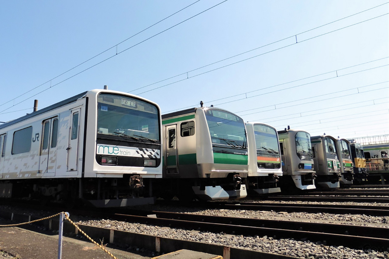 川越車両センターまつりでの車両展示の様子。写真は、手前から209系「mue train」、埼京線E233系、八高線205系。（2016年10月15日）