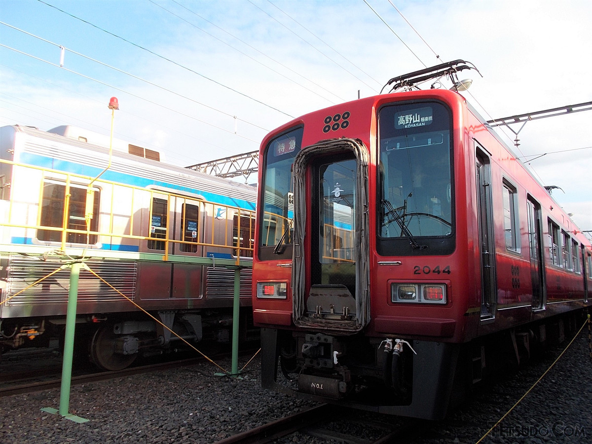 南海電気鉄道の千代田工場で行われる「南海電車まつり」。2016年の車両展示では「南海・真田赤備え列車」の姿が。（2016年10月29日）